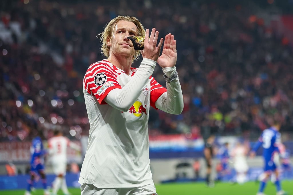 Leipzigs Spieler Emil Forsberg bedankt sich bei den Zuschauern.