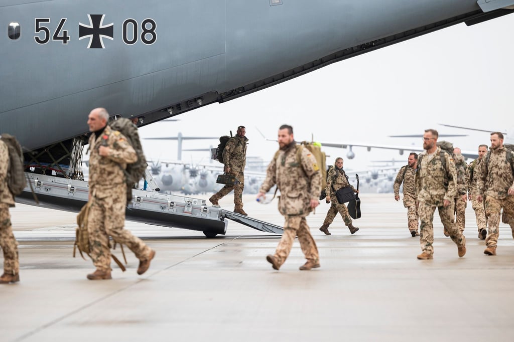 Soldaten verlassen nach der Landung ein Transportflugzeug auf dem Fliegerhorst Wunstorf.