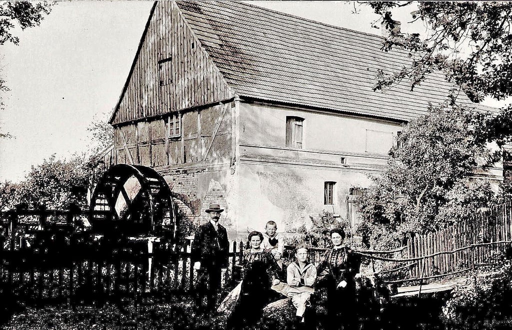 Diese Aufnahme ist vor etwa 100 Jahren an der Külsoer Mühle entstanden. Im Vordergrund die damalige Betreiberfamilie.