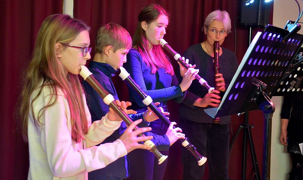 Nele Weber, Lukas Oidtmann, Hannah Krebs und ihre Lehrerin Rita Marquardt eröffnen das Konzert.