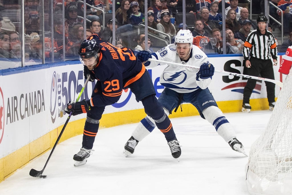 Leon Draisaitl (l) von den Edmonton Oilers musste mit seinem Team einen Niederlage gegen Tampa Bay Lightning hinnehmen.