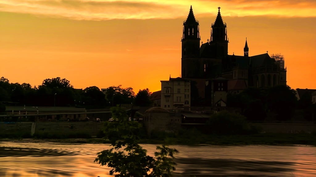Abendstimmung an der Elbe. Der Magdeburger Dom bildet die markante Kulisse.
