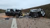 Zerstörte Fahrzeuge stehen auf der Autobahn A38 nach einem Geisterfahrerunfall mit mehreren Toten.
