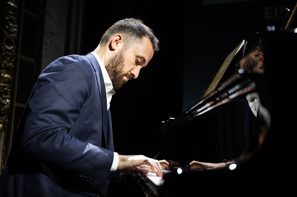 Der Pianist Igor Levit spielt auf der Bühne.
