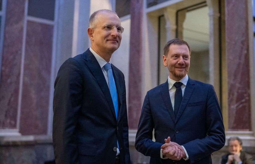 Michael Kretschmer (CDU), Ministerpräsident von Sachsen, spricht mit Holger Wöckel, dem designierten Richter am Bundesverfassungsgericht, im Bundesrat.