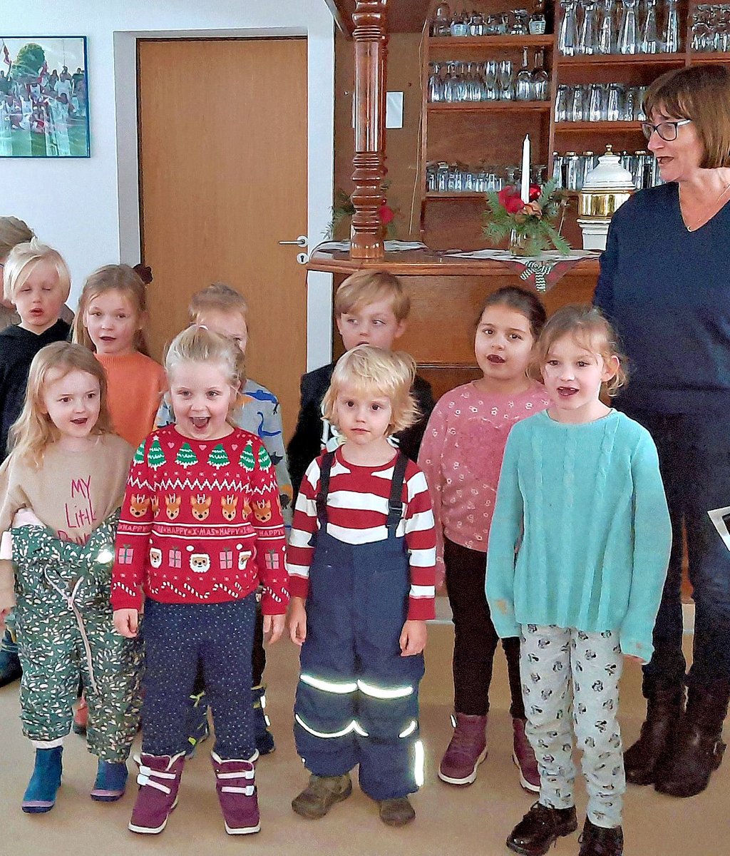 Die "Kleinen Strolche" der Wackersleber Kita waren mit ihrem Programm sowohl beim Weihnachtsmarkt als auch bei der Rentnerweihnachtsfeier im Sportlerheim im Einsatz.