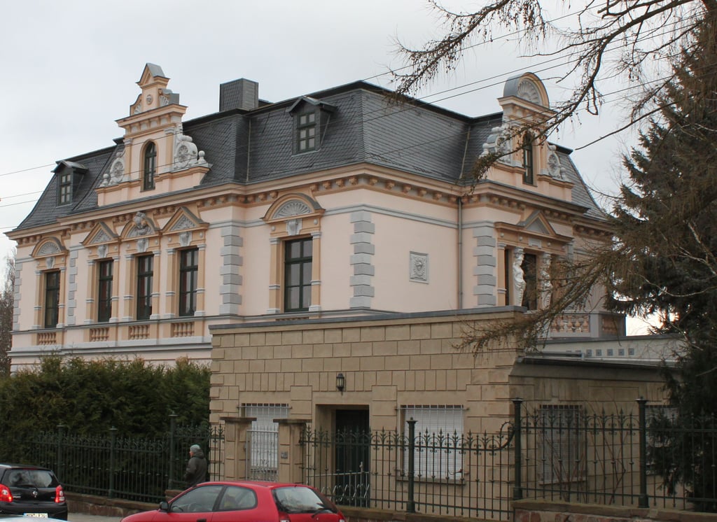 Die Friemannsche Villa, 1889/90 im Auftrag des Unternehmers Heinrich Friemann (1850-1898) erbaut. Friemann gründete 1884 mit Carl Wolf in Zwickau die Firma Friemann & Wolf GmbH, die Benzin-Sicherheitsleuchten für den Bergbau produzierte. Wolf hatte das Patent für die Leuchten, Friemann finanzierte den Aufbau der Firma.