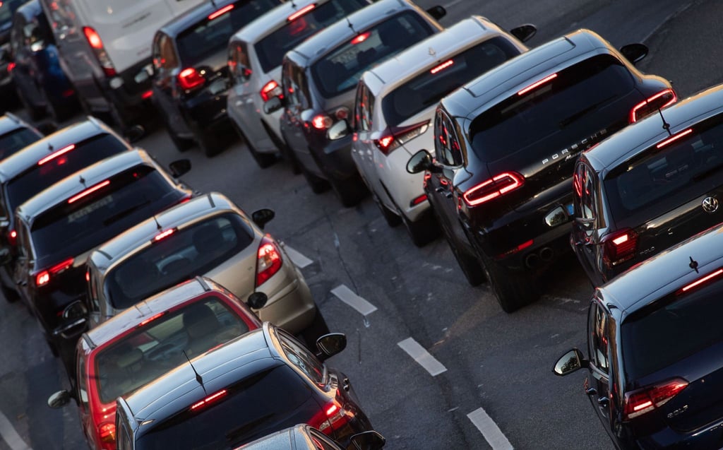 Helfer in der Not - schön wenn es sie gibt. Doch wo sollen Rettungsfahrzeuge hier durchkommen?