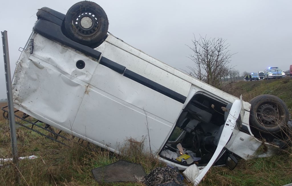 Auf der B189 kam es zu einem Unfall, bei dem sich ein Fahrzeug überschlagen hat, so die Polizei.