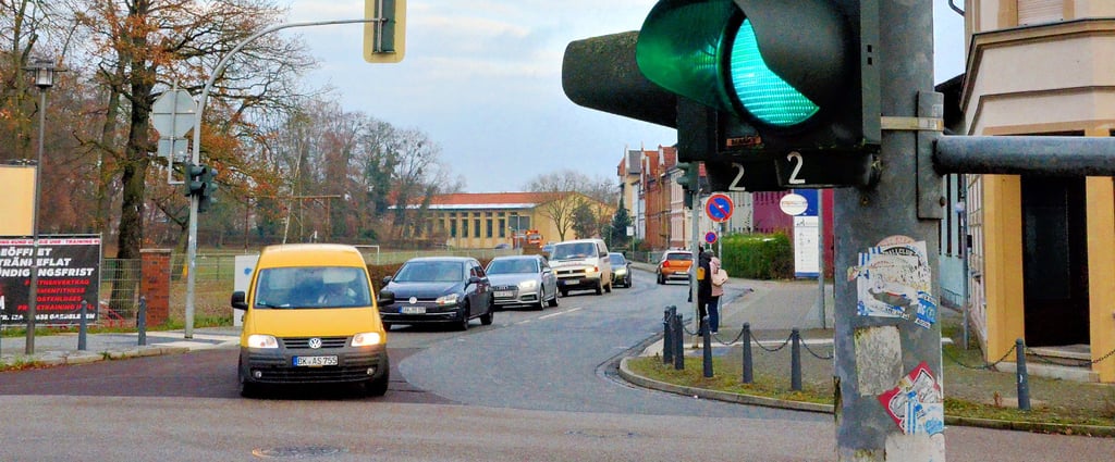 Nur drei Fahrzeuge schaffen es im Allgemeinen bei Grün von der Schillerstraße auf die Bahnhofstraße.