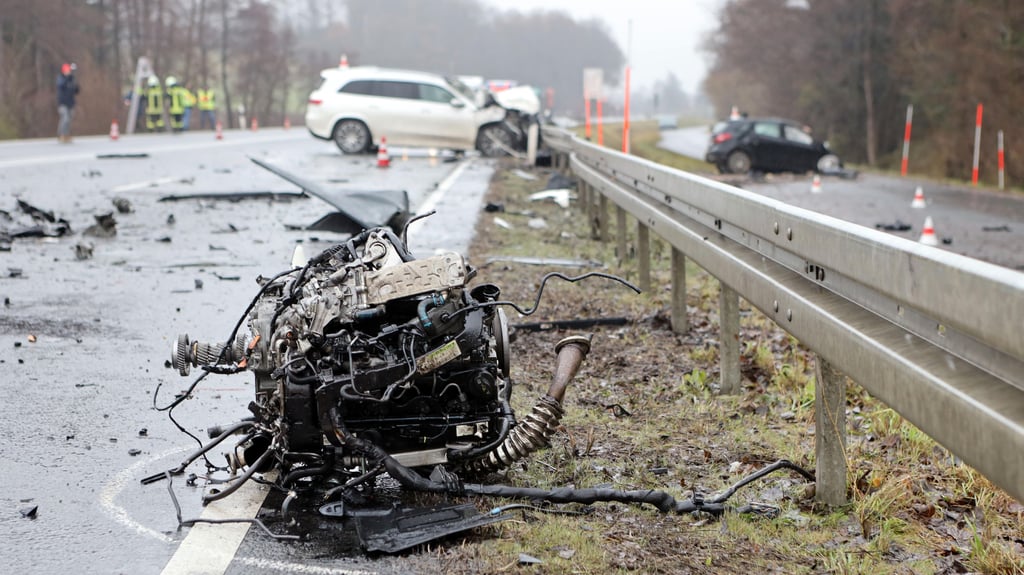 Trümmer liegen auf der B82 nach einem schweren Unfall nahe Goslar.