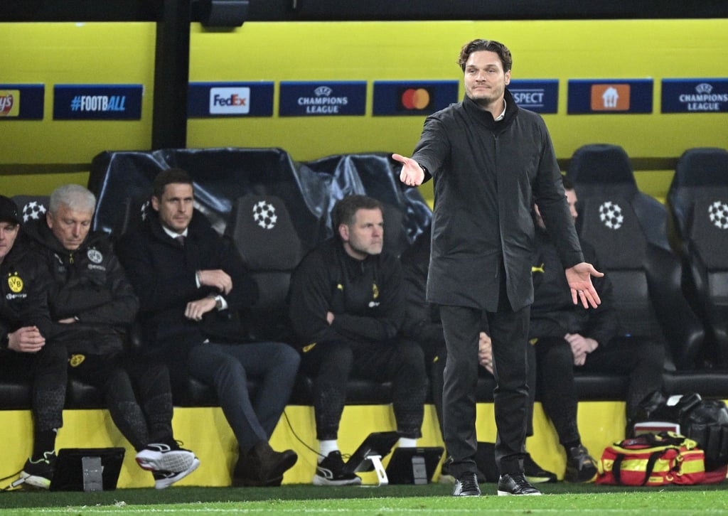 Dortmunds Trainer Edin Terzic steht am Spielfeldrand und erteilt seinen Spielern Anweisungen.