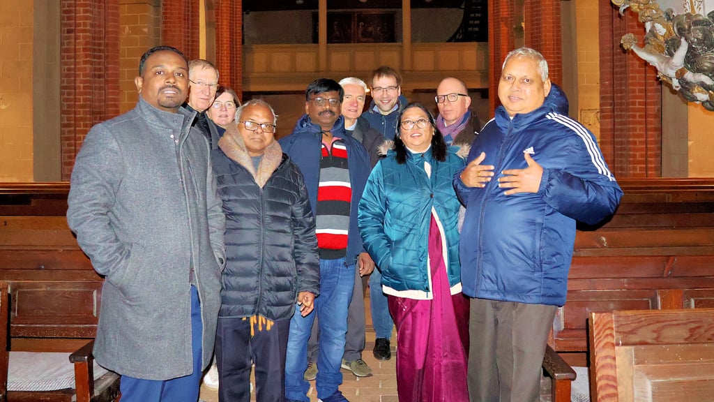 Die Delegation mit Bischöfen der Gossner Kirche aus Indien und ihre deutschen Begleiter aus Berlin besuchten Dom und Kirchengemeinde in Havelberg. Pfarrer Teja Begrich und Domkantor Matthias Bensch (Reihe hinten) zeigten den Gästen die ehemalige Bischofskirche.