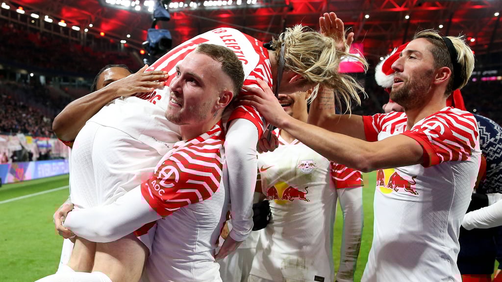 Emil wird huckepack genommen: RB-Kollegen bejubeln die scheidende Legende.