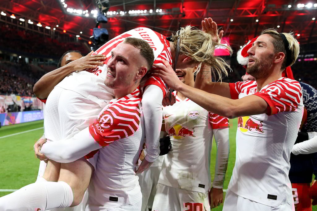 Emil wird huckepack genommen: RB-Kollegen bejubeln die scheidende Legende.