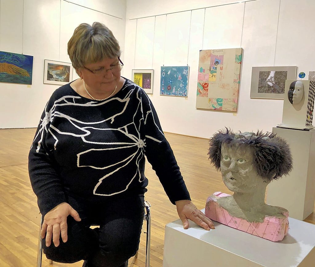 Annetta Kirsch, Vorsitzende des Kunstverein Halle, mit Drygallas „Reibung*innen“