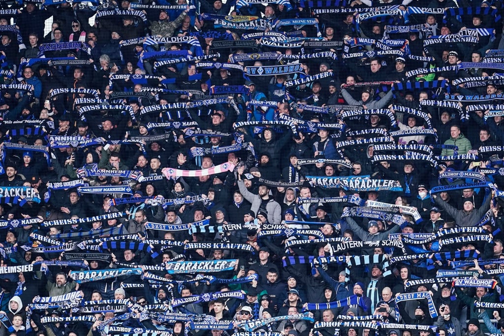 Mannheims Fans halten Fanschals in die Höhe.