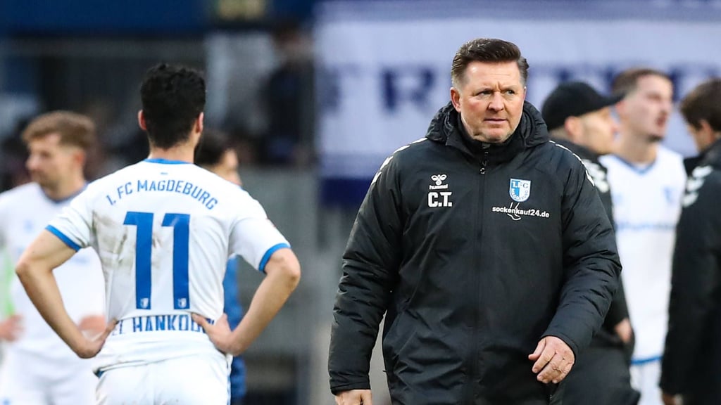 Sichtlich bedient verlässt Christian Titz den Rasen nach der 2:3-Heimniederlage seines 1. FC Magdeburg gegen Fortuna Düsseldorf in der 2. Bundesliga.