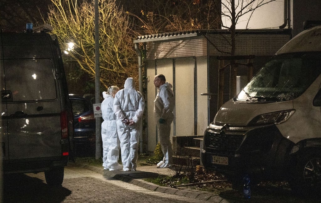 Spurensicherer der Polizei an einem Fundort von zwei Leichen in Bietigheim-Bissingen.
