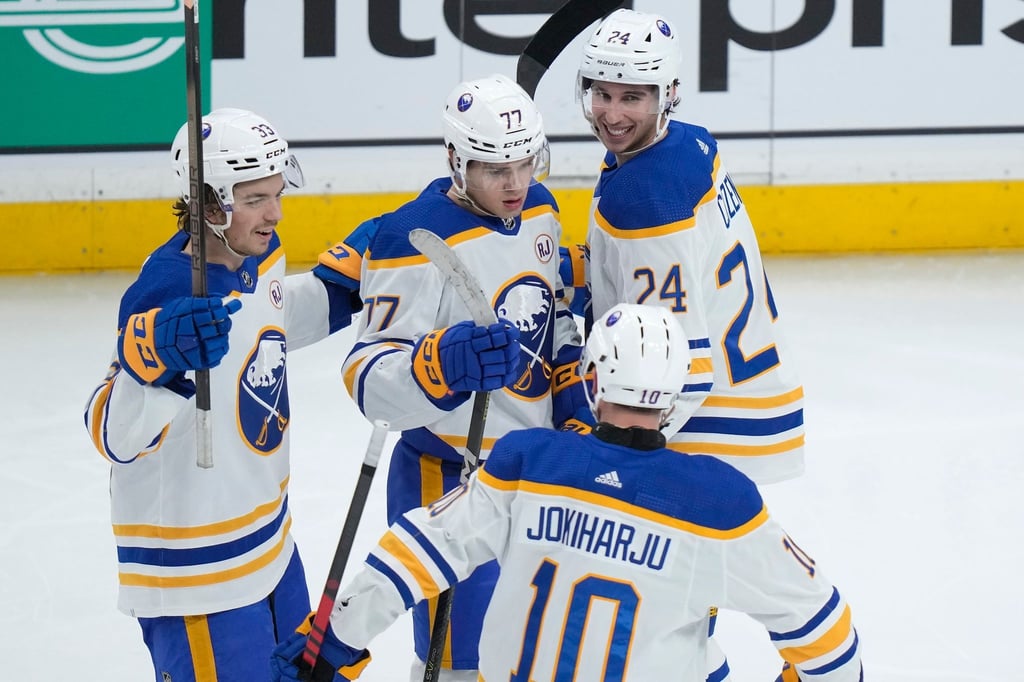 Die Buffalo Sabres um JJ Peterka (77) gewannen in Las Vegas.