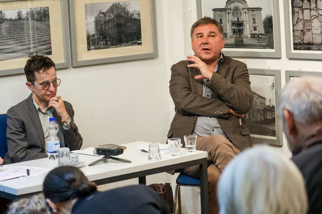 Ivan Krastev (r), Politologe aus Bulgarien, spricht als Laudator bei der Übergabe des Hannah-Arendt-Preises an Masha Gessen (l), Publizistin aus den USA, im Veranstaltungsraum F61.