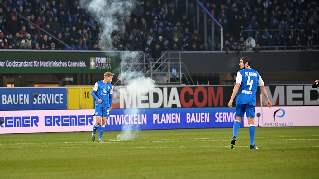 Feuerwerksraketen landen auf dem Rasen zwischen den Spielern: Die Partie SC Paderborn gegen Hansa Rostock in der 2. Bundesliga wurde unterbrochen.