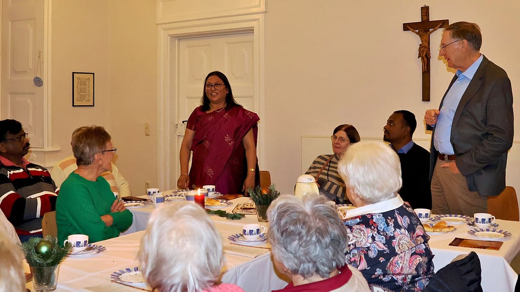 Shama Rani Kandulna sprach in Havelberg bei der evangelischen Gemeinde über Probleme der Frauen in Indien. Harald Lehmann (rechts) übernahm die Dolmetscherfunktion.