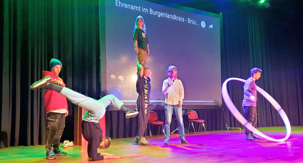Der Circus Upsala, der ursprünglich aus Sankt Petersburg kommt und viele Artisten sowohl aus Russland als auch aus der Ukraine zählt, präsentierte bei der Weihnachtsfeier für die Flüchtlingshelfer eine akrobatische Vorstellung.