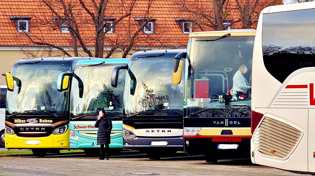In der Adventszeit stehen die Reisebusse auf dem Angerparkplatz in Wernigerode eng beieinander.