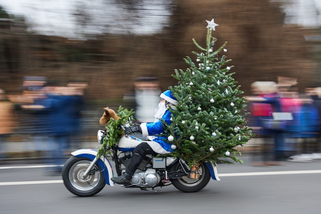 Als Weihnachtsmänner verkleidete Biker starten am Rathaus Lankwitz bei einer Charity-Tour durch Berlin.
