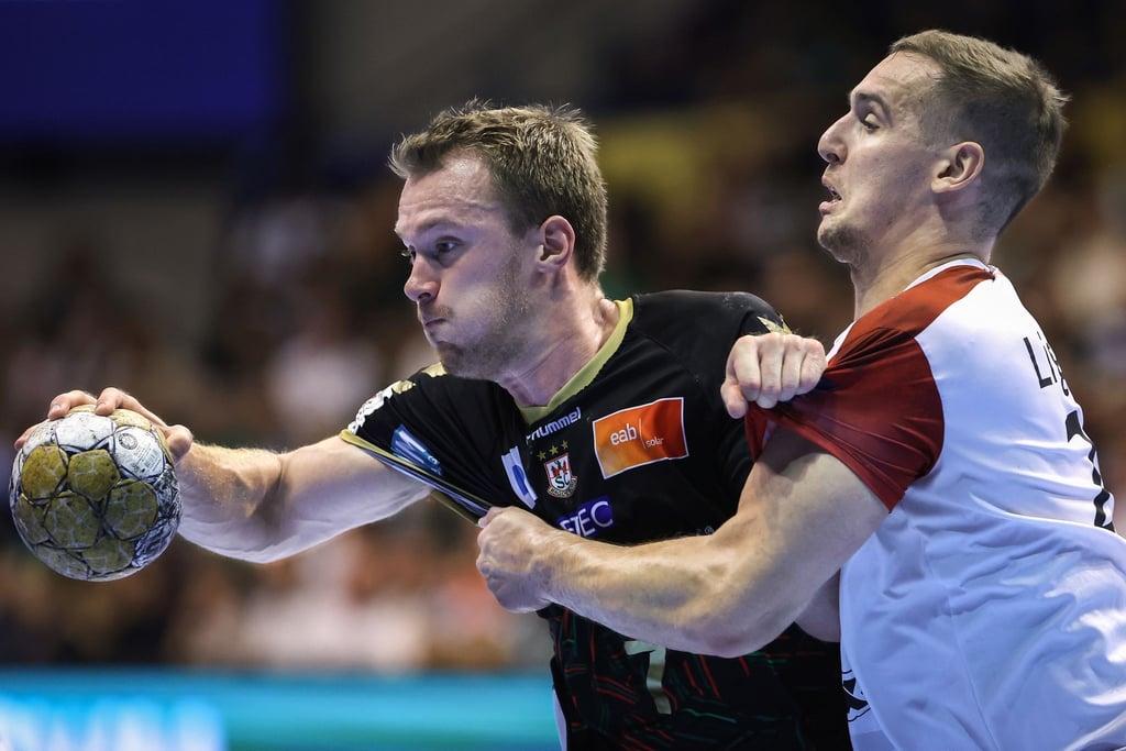Der Magdeburger Felix Claar (l) wird von Veszprems Patrik Ligetvari gestoppt.