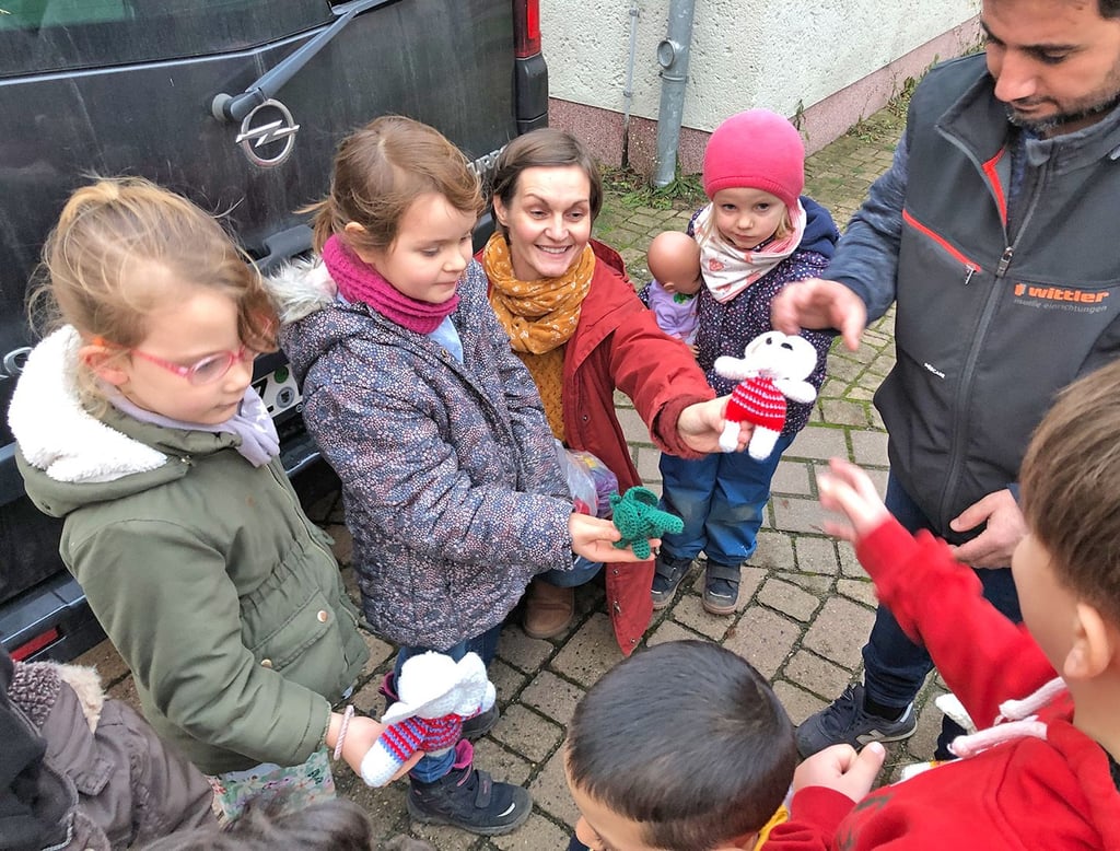 Franziska Junge und ihre Helferinnen Sidney (.) und Frieda verteilen handgefertigte und weitere Kuscheltiere an die Kinder, die derzeit mit ihren Eltern in der Zast-Außenstelle in Quedlinburg untergebracht sind.