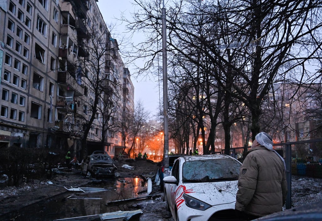 Ein Wohnhaus in Kiew wurde durch einen russischen Raketenangriff beschädigt.