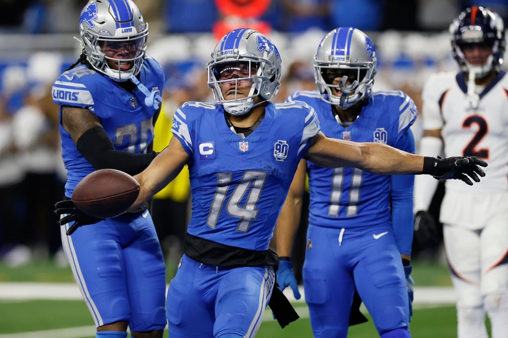 Detroit Lions Wide Receiver Amon-Ra St. Brown (14) kickt den Ball nach seinem Touchdown auf die Tribüne.