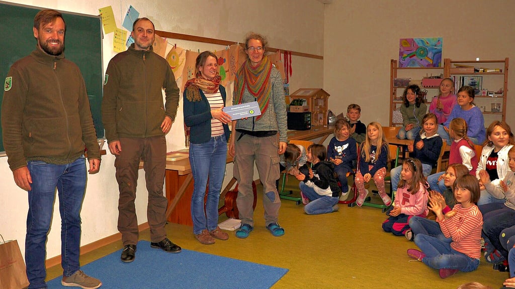 Derk Schneider (von links), Philipp Ritzmann, Katharina Bensch und Lara Bierwald freuen sich zusammen mit den Kindern der Freien Schule in Kamern, dass diese jetzt Partner vom Biosphärenreservat Mittelelbe ist.