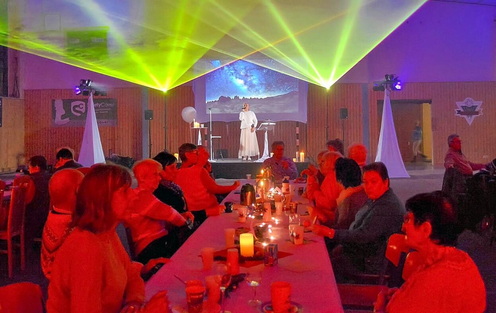 Konzert mit Bilder- und Lichtershow: die Adventsfeier des TSV Wefensleben eigens für die Senioren in der Sporthalle.