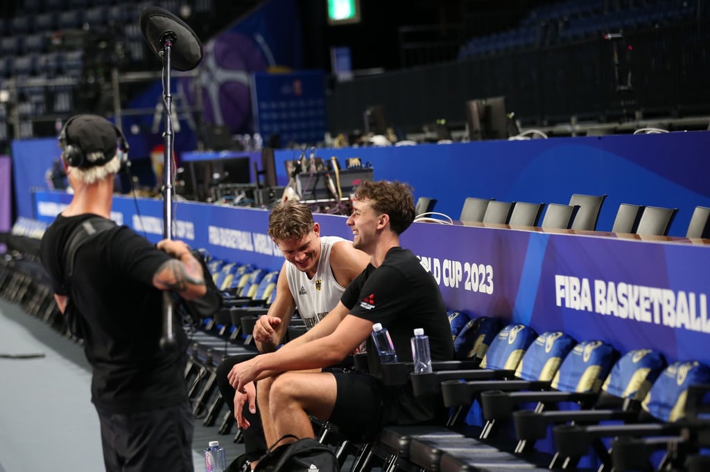Franz Wagner (r) und sein Bruder Moritz Wagner lachen während des Trainings.
