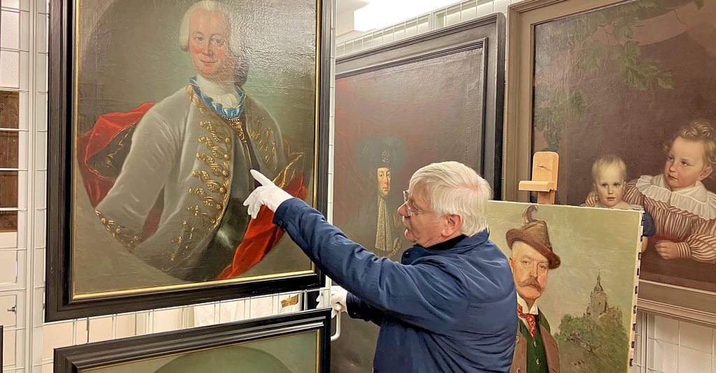 Im Depot der Burg Falkenstein: Museumsleiter Joachim Schymalla zeigt die Feinheiten, die nach der Restaurierung des Gemäldes sichtbar wurden.