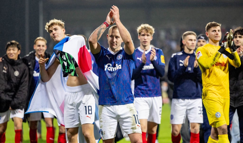 Kiels Spieler (in der Mitte Kiels Lewis Holtby) feiern den Sieg.