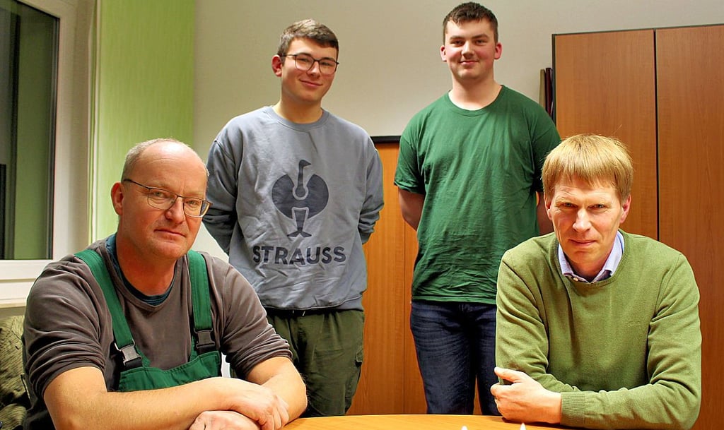 Bei der AgriCo Lindau werden Landwirte ausgebildet. Vorstand Peter Gottschalk (r.) und Ausbilder Michael Krabbes setzen auf den eigenen Nachwuchs, hier Konrad Ost (hinten links) und Malte Lemke aus dem ersten Lehrjahr.