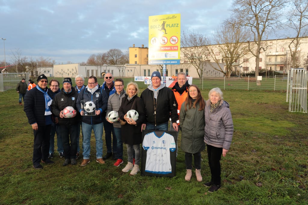Am Sonnabend (16. Dezember) ist der Bolzplatz von FCM-Fans in Magdeburg-Cracau eingeweiht worden.