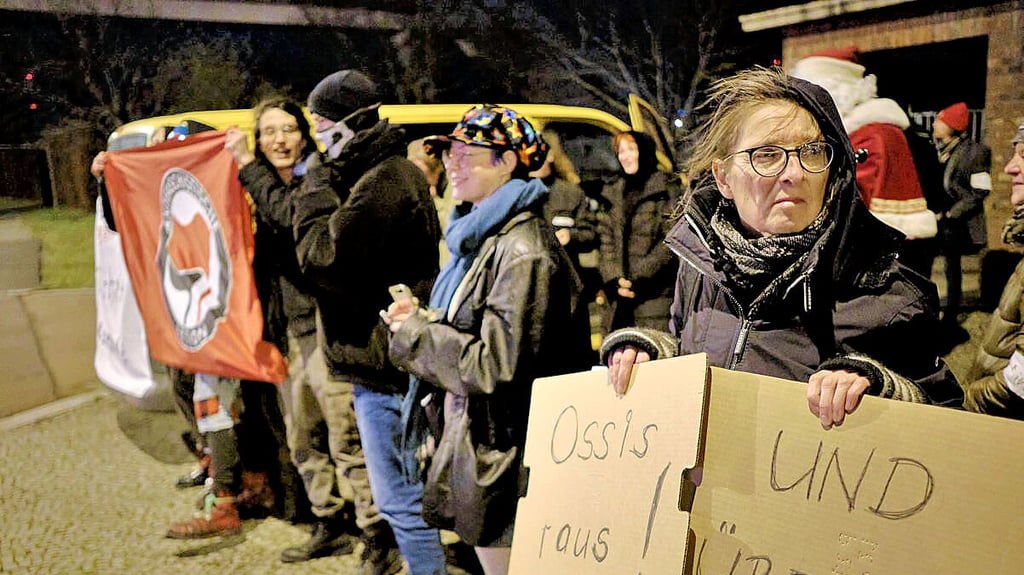 Protest vor dem Goldpark gegen den Auftritt von Uwe Steimle. Das Motto war "Mahnlache gegen völkisches Gestammele".