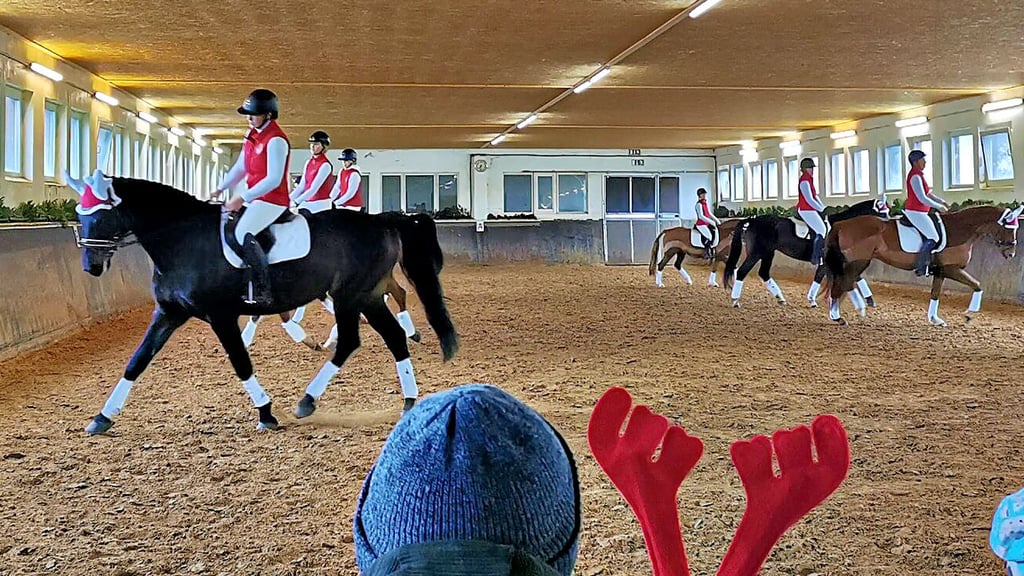 Für die Dressurquadrille gab es beim Weihnachtsreiten in Schönhausen großen Applaus . Die acht Reiterinnen zeigten die Vorführung in Perfektion, obwohl zum Proben für die Choreografie kaum Zeit war.