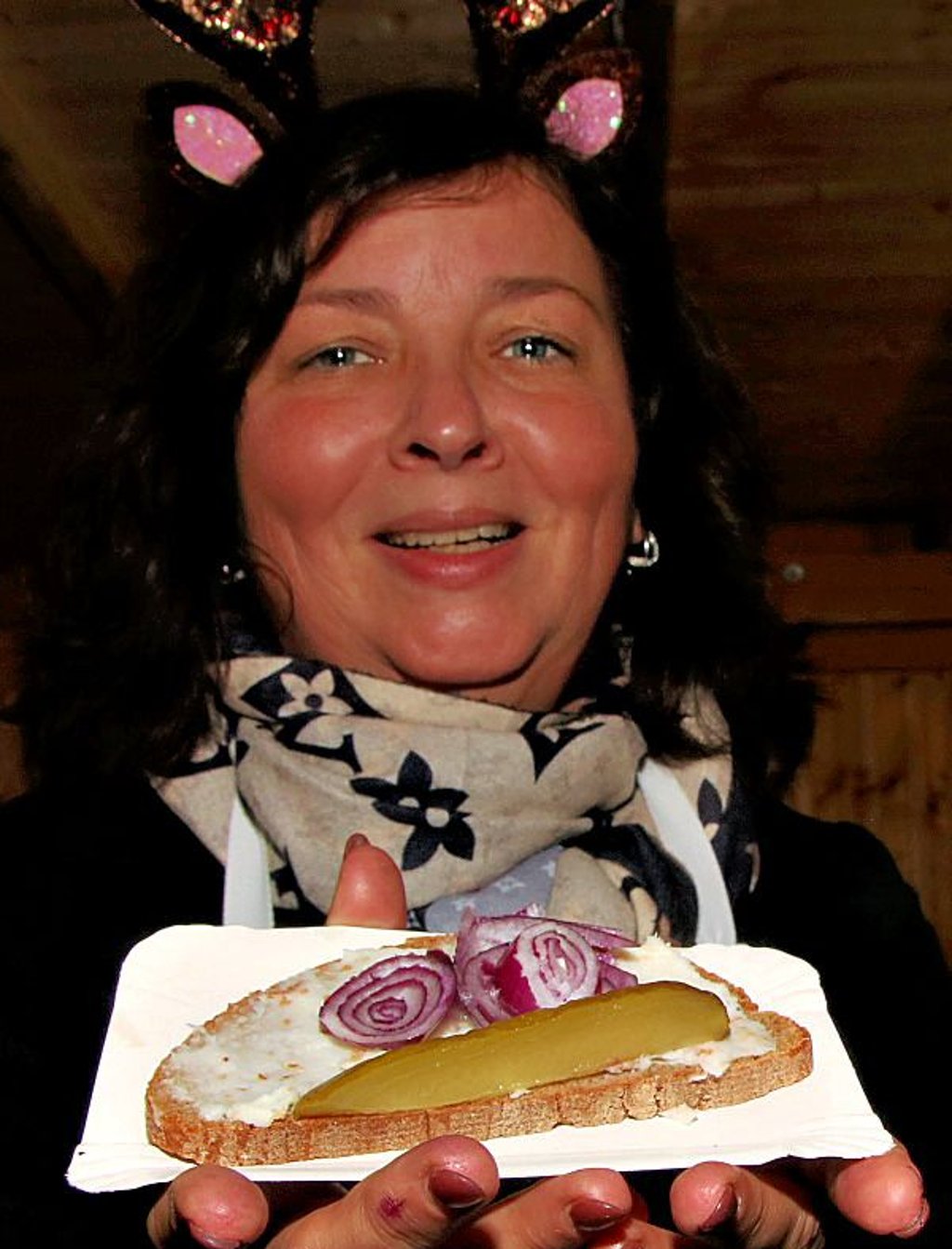 Carola Levin mit Schmalzbrot auf dem Calbenser Weihnachtsmarkt.