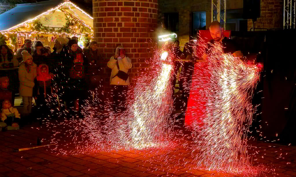 Funken flogen beim Flammenspiel in Zerbst.