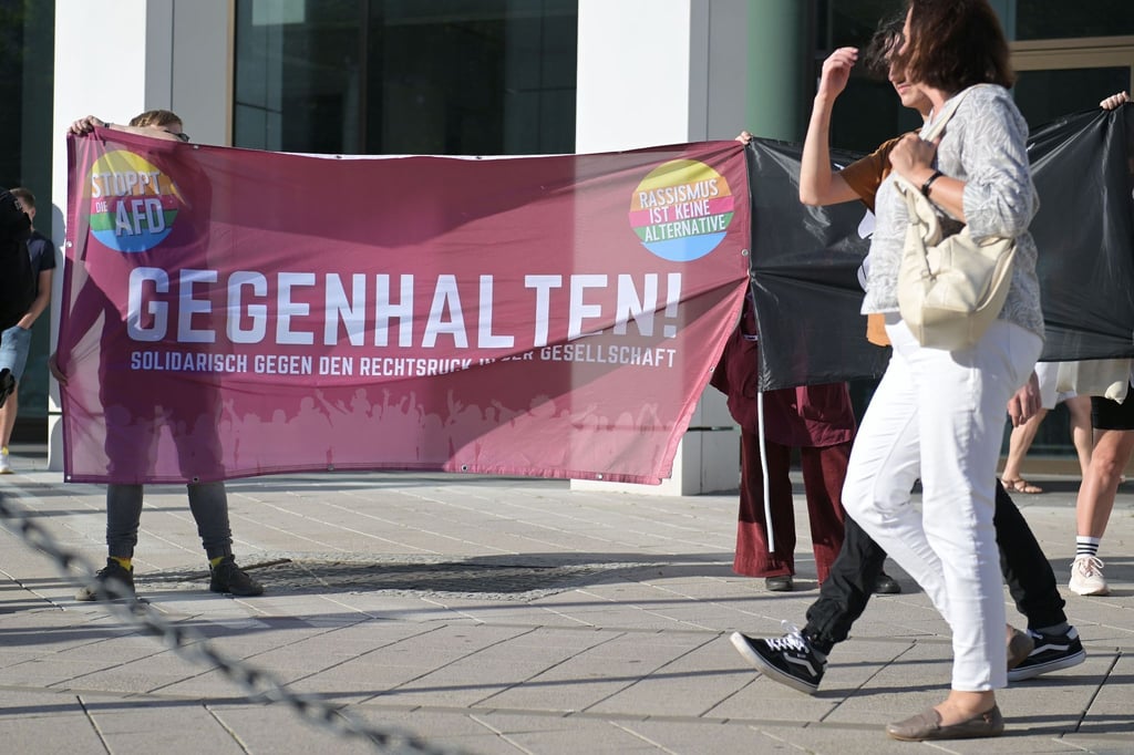 Anhänger linker Gruppierungen protestieren gegen eine Demo rechter Gruppierungen in Magdeburg.