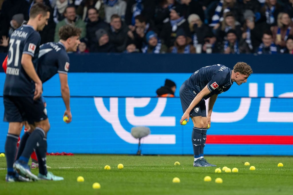 Beim Spiel des VfL Bochum gegen den 1. FC Union Berlin warfen Fans aus Protest Tennisbälle auf das Spielfeld.