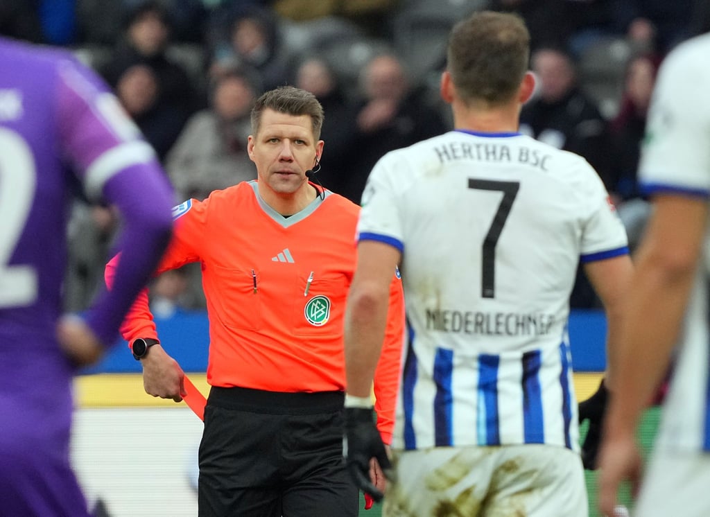 Schiedsrichter Patrick Ittrich (M) zeigt Herthas Florian Niederlechner die rote Karte.