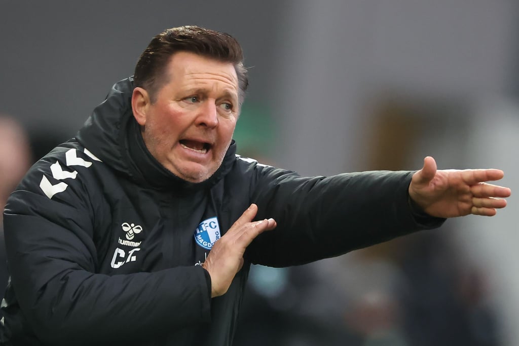 Der Trainer Christian Titz aus Magdeburg reagiert auf den Spielverlauf.