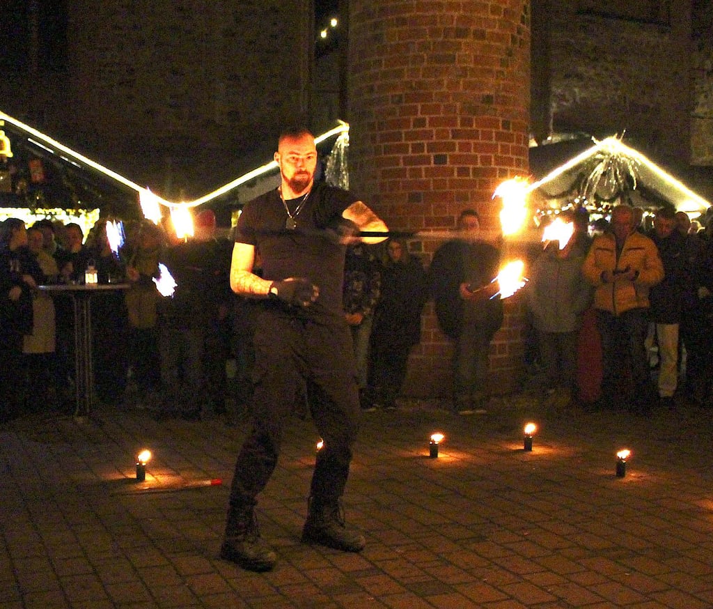 Der Feuer Phönix aus Aschersleben sorgte für Funkenflug auf dem Zerbster Weihnachtsmarkt.